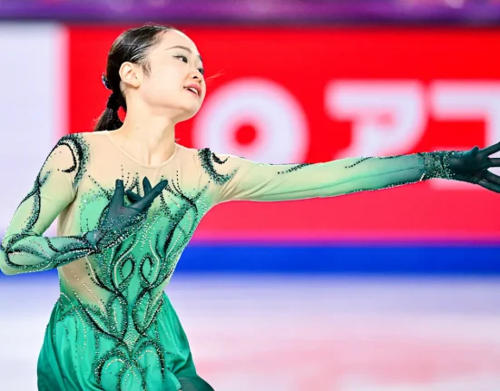 Японская фигуристка Шимада под тройным акцелом выиграла финал Гран-при ISU с низкими баллами